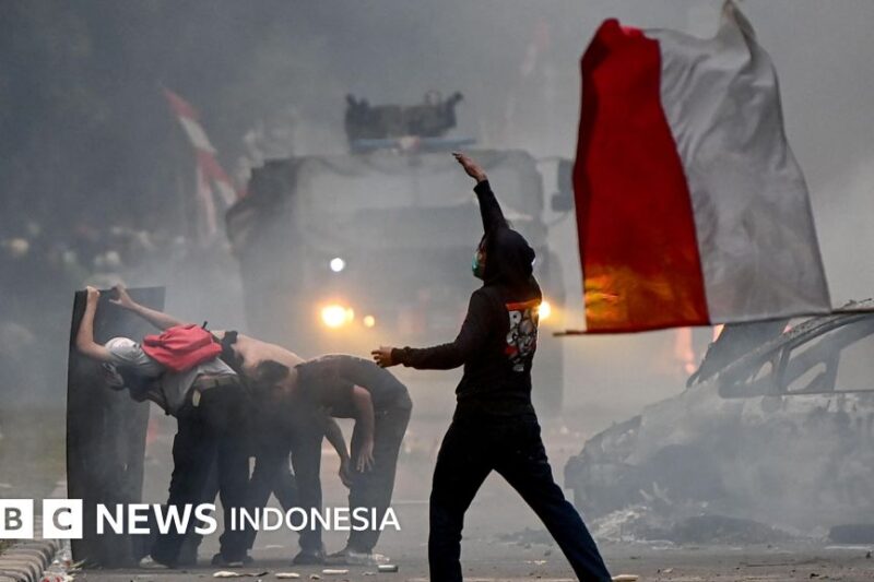 Brimob: Demo berlanjut di berbagai kota setelah pengemudi ojek online tewas dilindas rantis – BBC News Indonesia