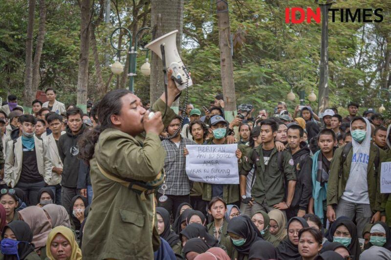 6 Mahasiswa Ditangkap saat Demo, Ribuan Massa Kepung DPRD Kota Ci | IDN Times Jabar